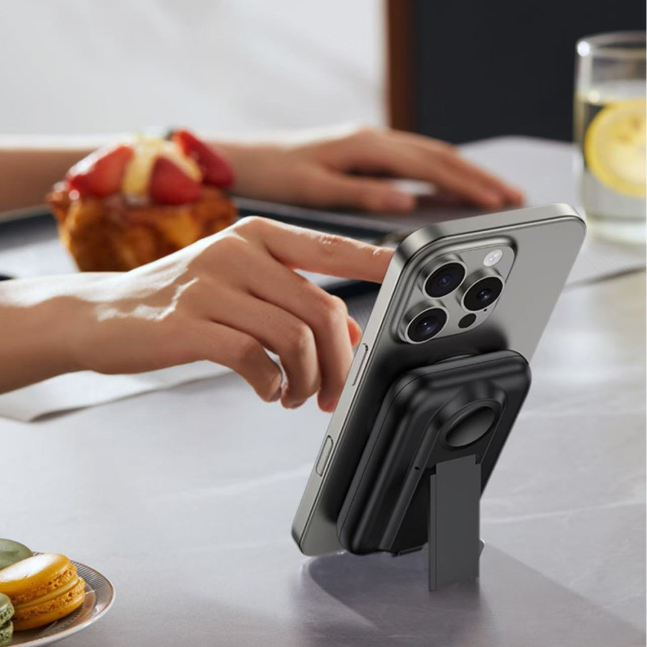 Magnetic Wireless Power Bank 5-in-1 Rechargeable Watch PD20w Fast Charging with Built-in Cable10000Ma Mobile Power Supply